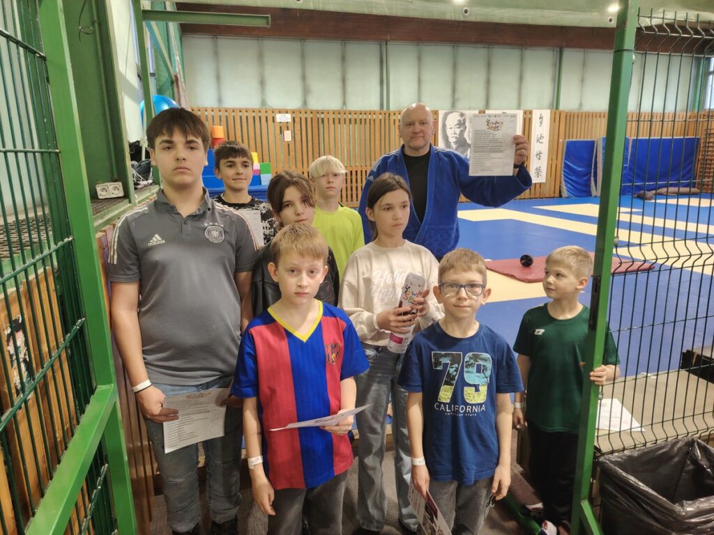 Zajęcia sportowe w hali GKS Olimpia w Grudziądzu, fot. Fundacja Pomocy Społecznej „Okruszek Szczęścia”