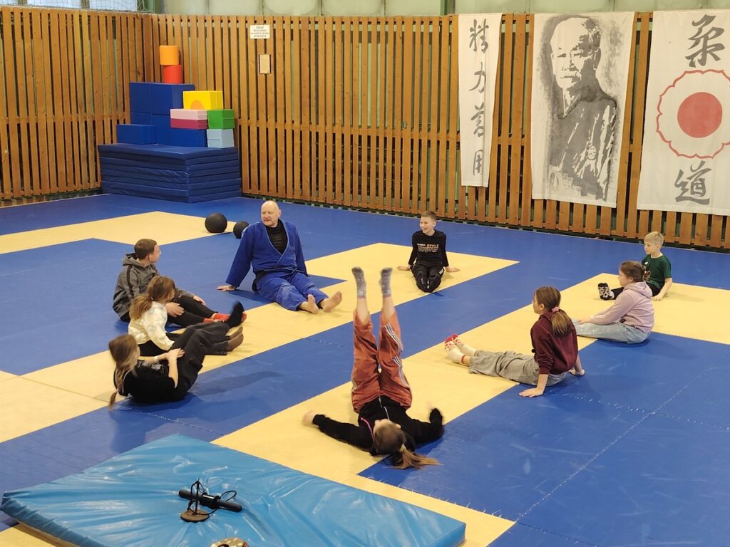 Zajęcia sportowe w hali GKS Olimpia w Grudziądzu, fot. Fundacja Pomocy Społecznej „Okruszek Szczęścia”