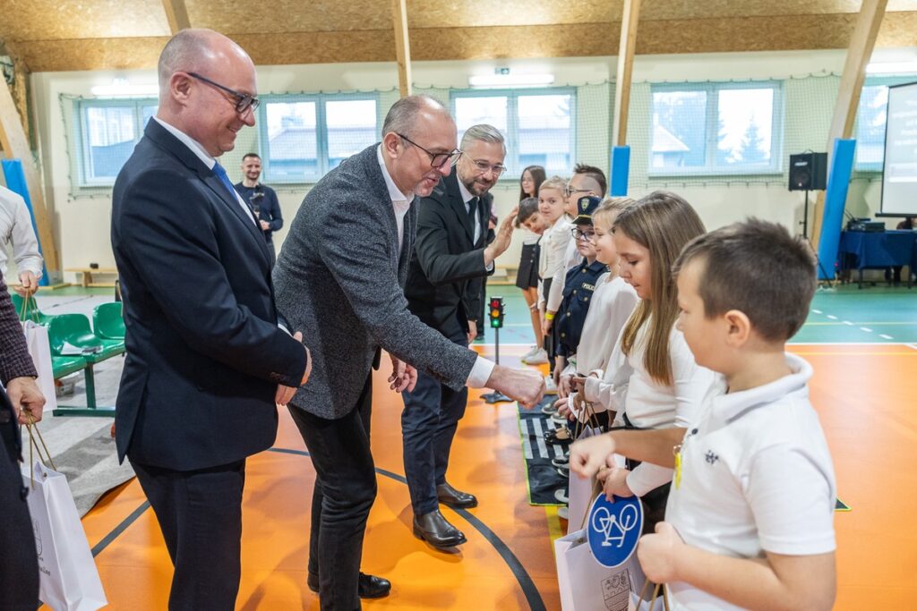 Otwarcie zmodernizowanej drogi wojewódzkiej nr 563, fot. Szymon Zdziebło/tarantoga.pl dla UMWKP