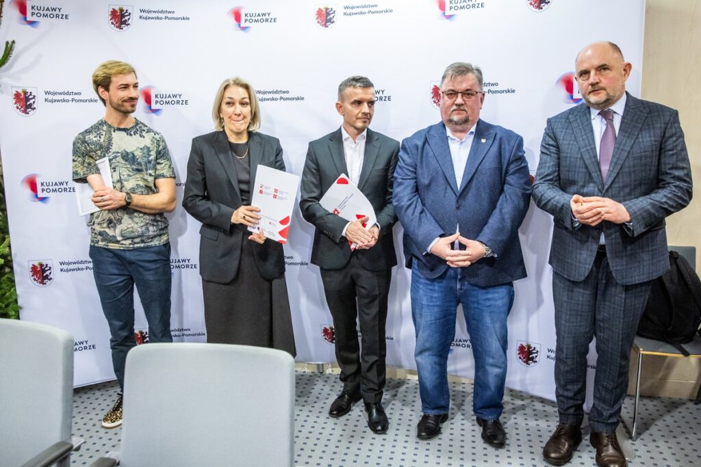Signing of the preliminary agreement for the donation of a sailing vessel, photo: Andrzej Goiński/Marshal’s Office of the Kujawsko-Pomorskie Region
