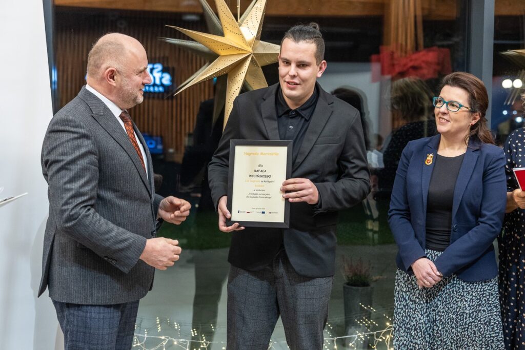 Wręczenie nagród w konkursie dziennikarskim, fot. Szymon Zdziebło/tarantoga.pl dla UMWKP