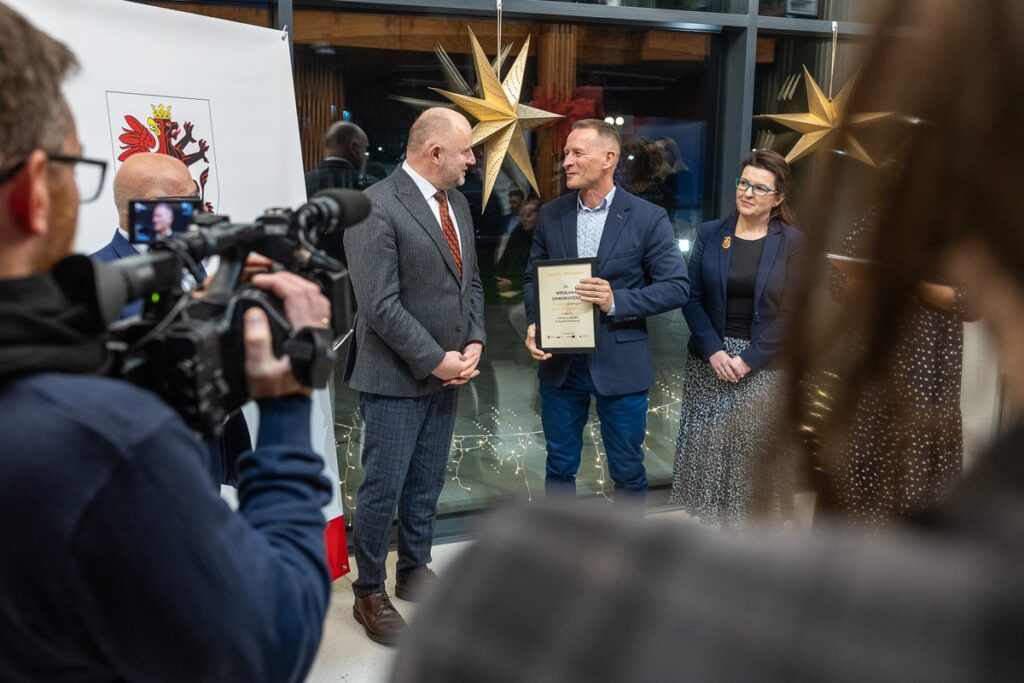 Wręczenie nagród w konkursie dziennikarskim, fot. Szymon Zdziebło/tarantoga.pl dla UMWKP
