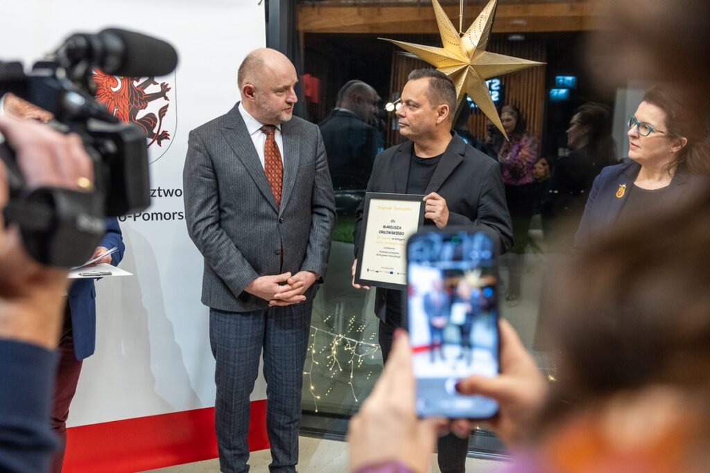 Wręczenie nagród w konkursie dziennikarskim, fot. Szymon Zdziebło/tarantoga.pl dla UMWKP