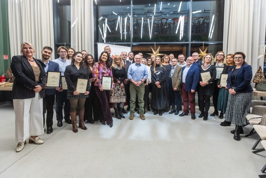 Wręczenie nagród w konkursie dziennikarskim, fot. Szymon Zdziebło/tarantoga.pl dla UMWKP