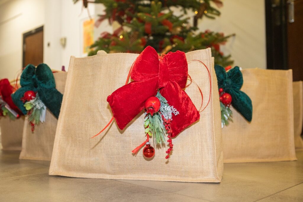 Świąteczne upominki dla stuletnich mieszkańców województwa, fot. Mikołaj Kuras dla UMWKP