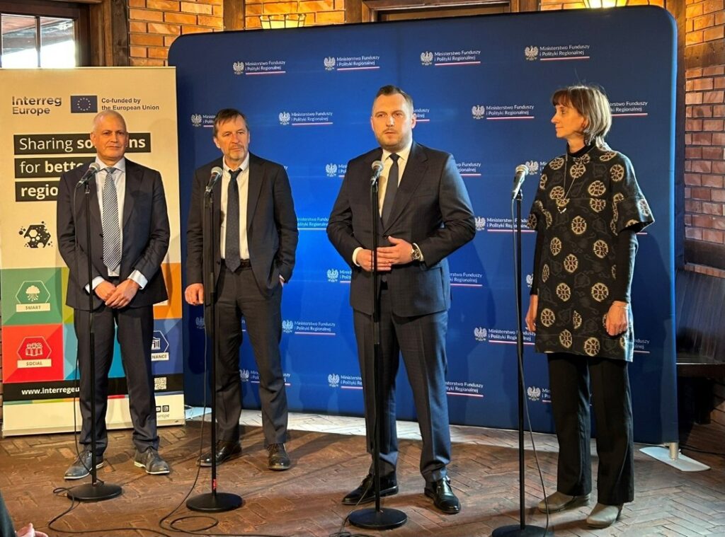 Na zdjęciu od lewej: pan Erwin Siweris – Wspólny Sekretariat Interreg Europa, pan Sławomir Tokarski - DG REGIO, pan Konrad Wojnarowski - wiceminister funduszy i polityki regionalnej, pani Anne Wetzel – Instytucja Zarządzająca programem Interreg Europa