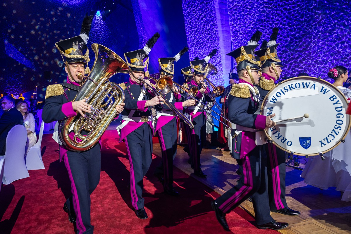 Military Band in Bydgoszcz at the Marshal's Charity Ball photo Szymon Zdziebło/tarantoga.pl for UMWKP