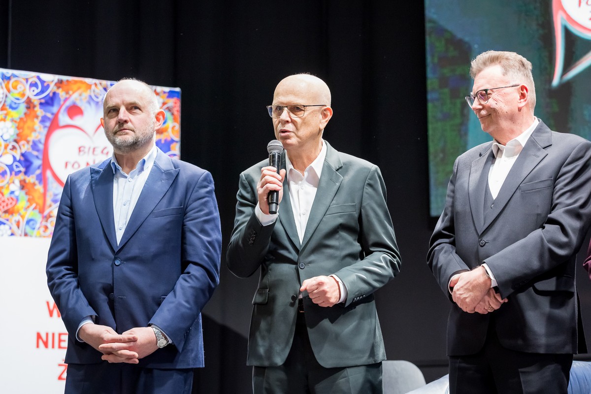 Prof. Zbigniew Włodarczyk (w środku) oraz marszałek Piotr Całbecki i wicemarszałek Zbigniew Ostrowski podczas Forum Młodych „Bo nowe jest nadzieją”, Bydgoszcz, 8 kwietnia 2025, fot. Tomasz Czachorowski/eventphoto dla UMWKP