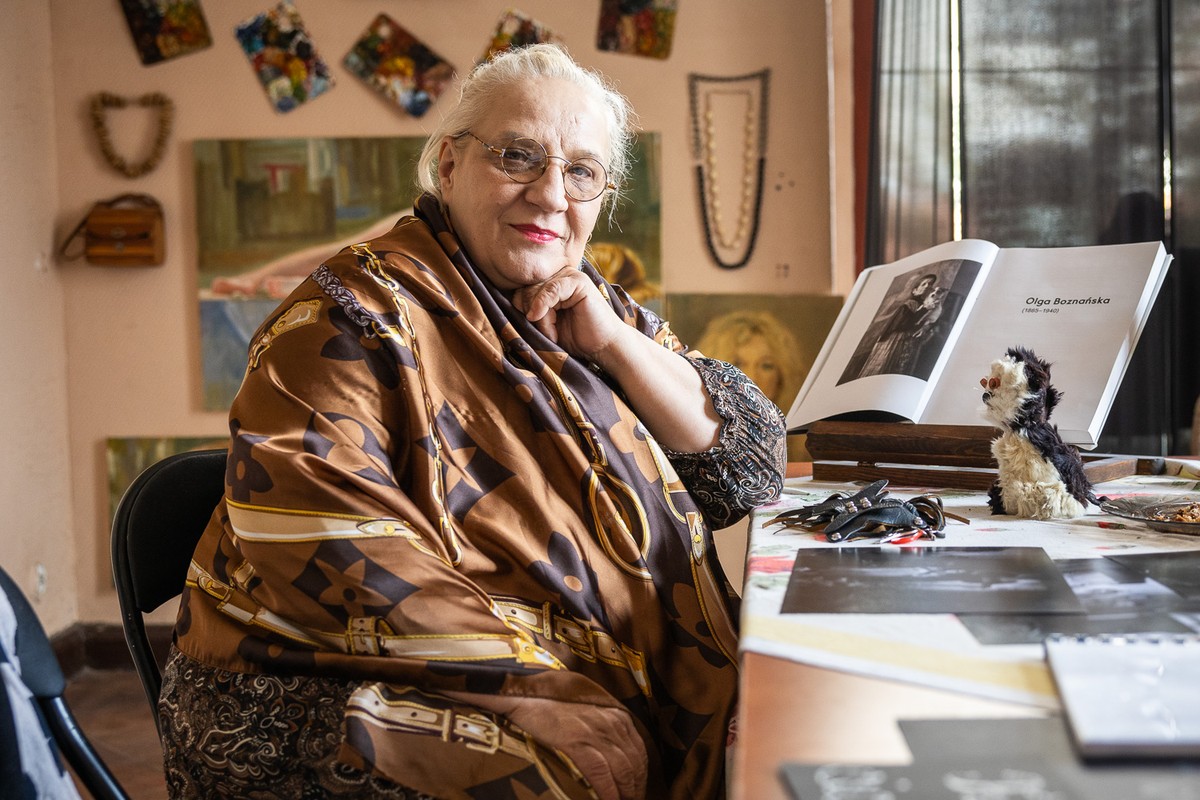 Agnieszka Niezgoda, siedząca przy biurku.