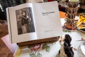 Książka stojąca na podstawce pt.: Olga Boznańska.
