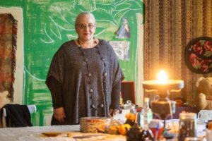 Agnieszka Niezgoda stojąca za biurkiem.