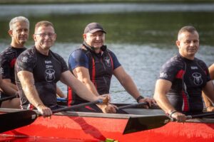 Wojciech Dajewski na kajaku wśród kolegów
