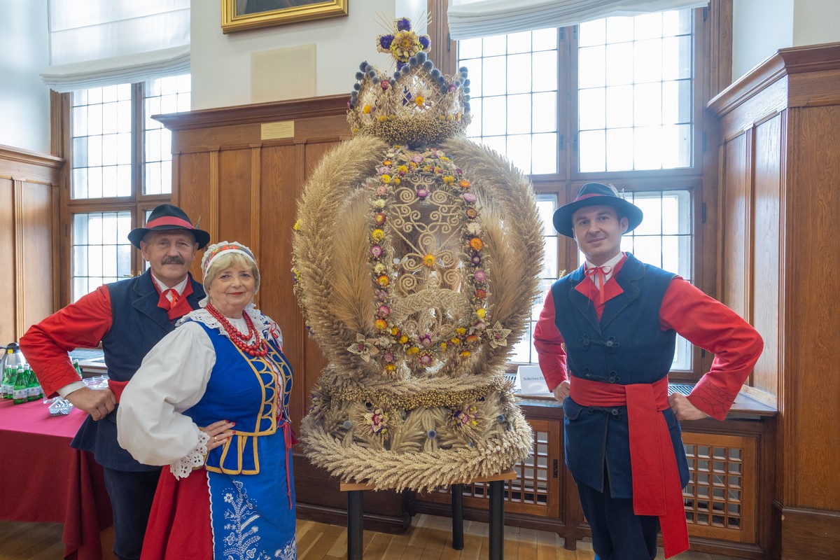 Na zdjęciu Jolanta i Mirosław Kubiakowie oraz Bartłomiej Górzyński podczas sesji sejmiku województwa, 29 września 2025 r., fot. Mikołaj Kuras dla UMWKP