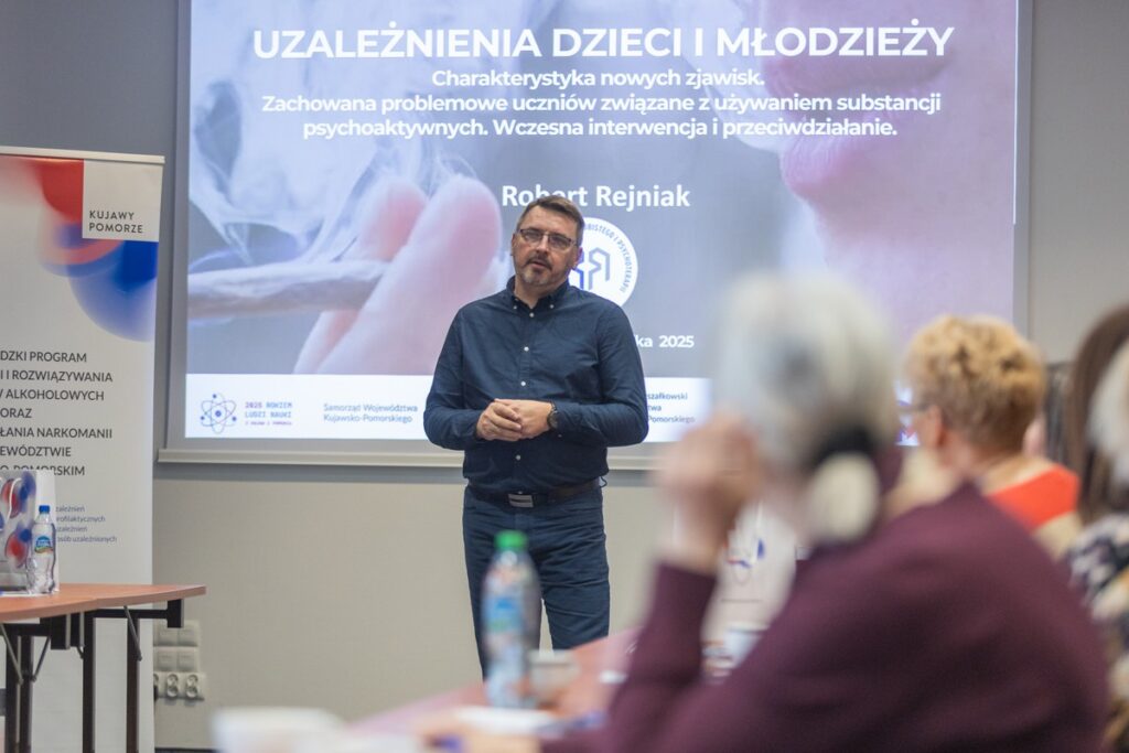 Robert Rejniak - prowadzący szkolenie pn. „Uzależnienia dzieci i młodzieży – charakterystyka nowych zjawisk, zachowania ryzykowne uczniów związane z używaniem substancji psychoaktywnych oraz metody wczesnej interwencji i przeciwdziałania” oraz uczestnicy szkolenia w Hotelu Mercure w Toruniu, fot. Mikołaj Kuras