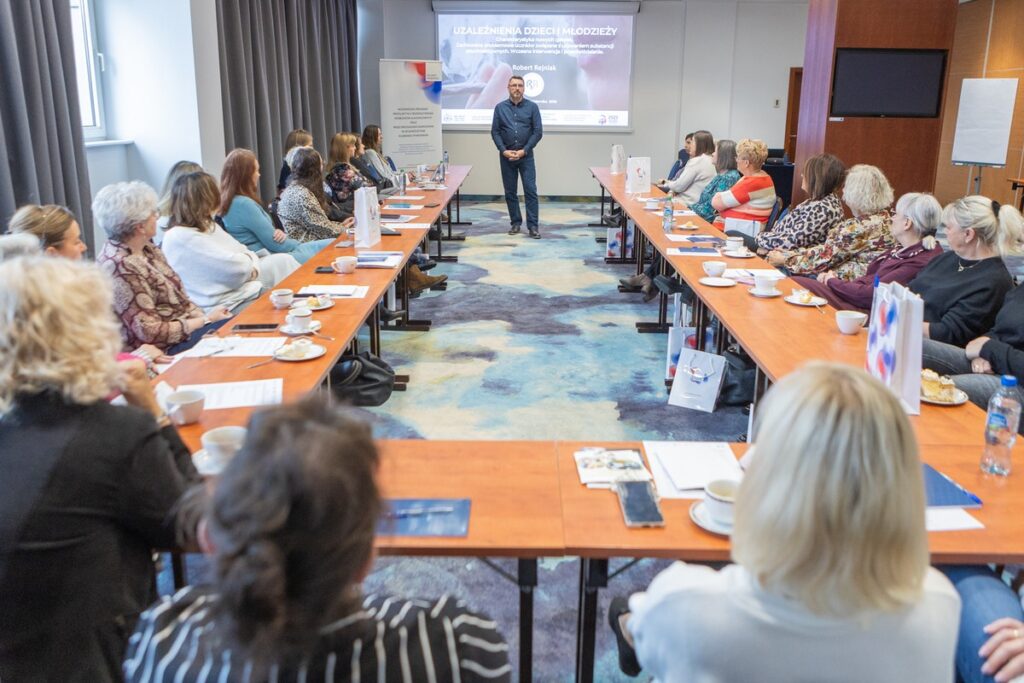 Robert Rejniak - prowadzący szkolenie pn. „Uzależnienia dzieci i młodzieży – charakterystyka nowych zjawisk, zachowania ryzykowne uczniów związane z używaniem substancji psychoaktywnych oraz metody wczesnej interwencji i przeciwdziałania” oraz uczestnicy szkolenia w Hotelu Mercure w Toruniu, fot. Mikołaj Kuras