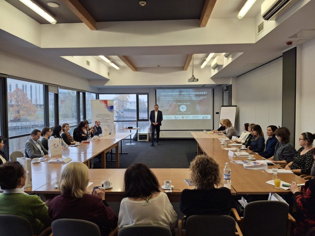 Robert Rejniak - prowadzący szkolenie pn. „Uzależnienia dzieci i młodzieży – charakterystyka nowych zjawisk, zachowania ryzykowne uczniów związane z używaniem substancji psychoaktywnych oraz metody wczesnej interwencji i przeciwdziałania” oraz uczestnicy szkolenia w Bydgoskim Obiekcie Sportowym - Przystań Bydgoszcz, fot. Biuro Wsparcia Rodziny, Przeciwdziałania Przemocy i Uzależnieniom