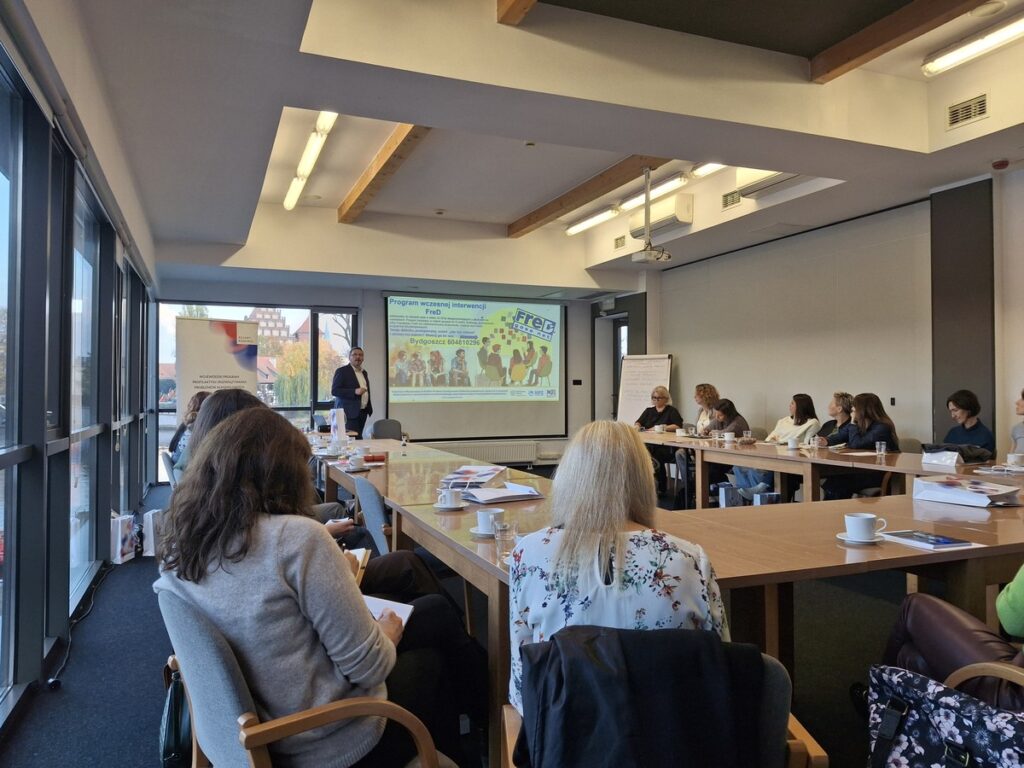 Robert Rejniak - prowadzący szkolenie pn. „Uzależnienia dzieci i młodzieży – charakterystyka nowych zjawisk, zachowania ryzykowne uczniów związane z używaniem substancji psychoaktywnych oraz metody wczesnej interwencji i przeciwdziałania” oraz uczestnicy szkolenia w Bydgoskim Obiekcie Sportowym - Przystań Bydgoszcz, fot. Biuro Wsparcia Rodziny, Przeciwdziałania Przemocy i Uzależnieniom