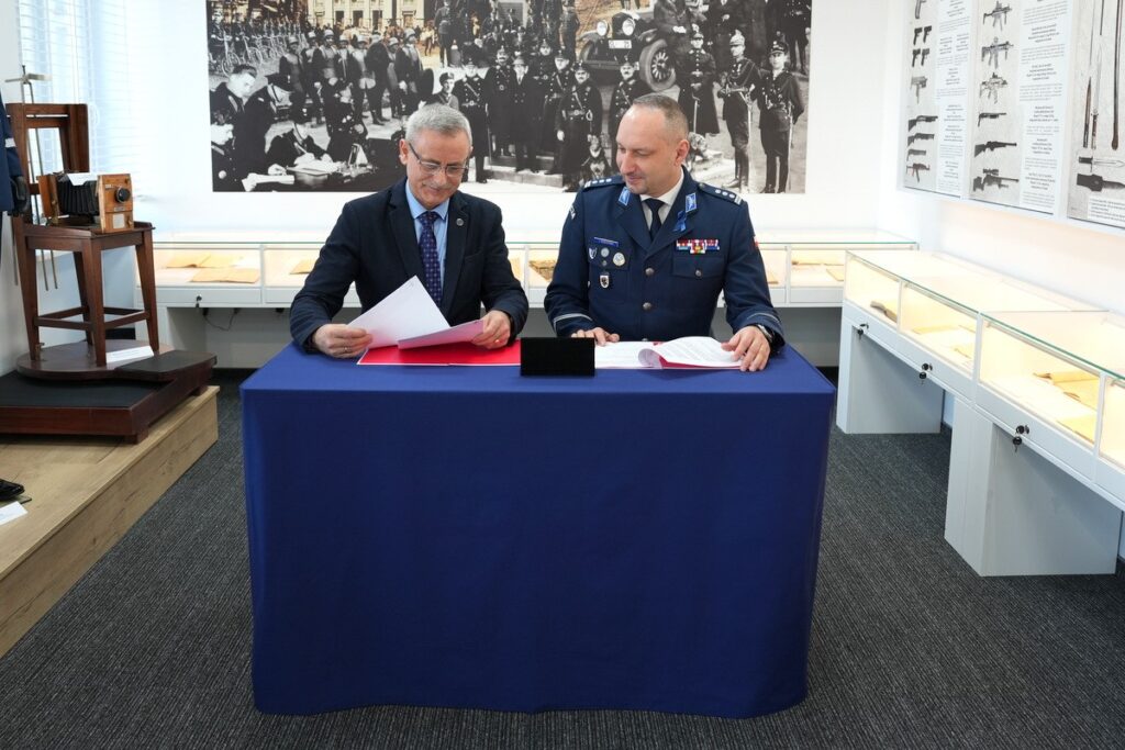 Wsparcie na bezpieczeństwo, podpisanie porozumienia, fot. Komenda Wojewódzka Policji w Bydgoszczy