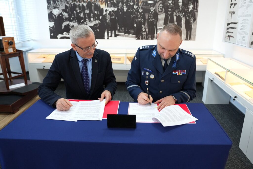 Wsparcie na bezpieczeństwo, podpisanie porozumienia, fot. Komenda Wojewódzka Policji w Bydgoszczy
