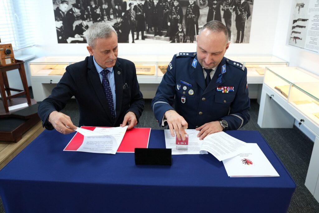 Wsparcie na bezpieczeństwo, podpisanie porozumienia, fot. Komenda Wojewódzka Policji w Bydgoszczy