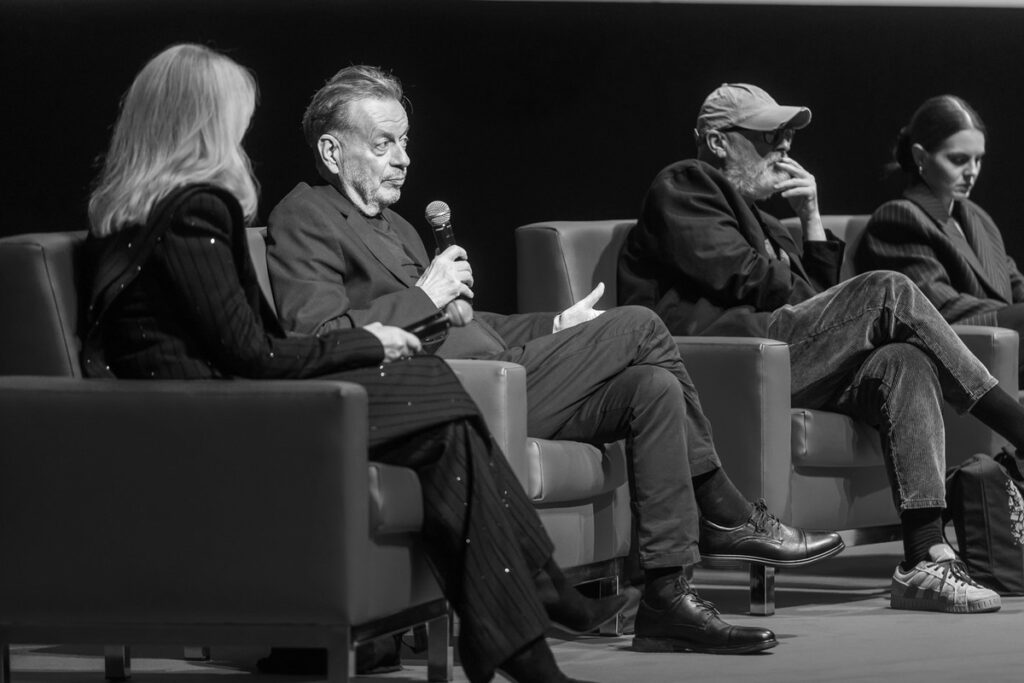 Janusz Hetman (with a microphone) at the premiere of “The Good House” at Opera Nova in Bydgoszcz, photo by Szymon Zdziebło