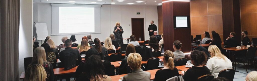 Beata Sikorska, Kujawsko Pomorski Wicekurator Oświaty, Tomasz Kamiński, Pełnomocnik Wojewody Kujawsko Pomorskiego ds. uzależnień, HIV i AIDS, oraz uczestnicy szkolenia pn. „Zakażenie HIV a zachowania ryzykowne młodzieży” w Hotelu Mercure w Toruniu, fot. BIURO WSPARCIA RODZINY, PRZECIWDZIAŁANIA PRZEMOCY I UZALEŻNIENIOM