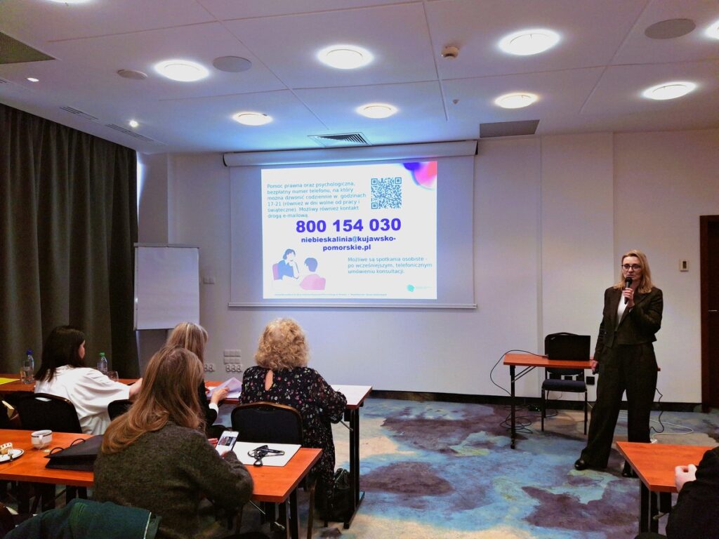 Dorota Piekarek, Kierownik Biura Wsparcia Rodziny, Przeciwdziałania Przemocy i Uzależnieniom w Departamencie Spraw Społecznych Urzędu Marszałkowskiego Województwa Kujawsko Pomorskiego w Toruniu oraz uczestnicy szkolenia pn. „Zakażenie HIV a zachowania ryzykowne młodzieży” w Hotelu Mercure w Toruniu, fot. BIURO WSPARCIA RODZINY, PRZECIWDZIAŁANIA PRZEMOCY I UZALEŻNIENIOM