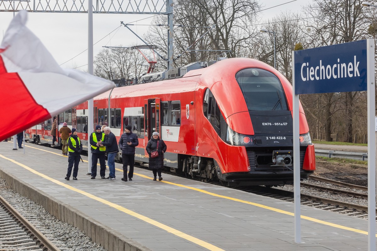 Inauguracyjny pociąg na stacji w Ciechocinku, fot. Mikołaj Kuras dla UMWKP