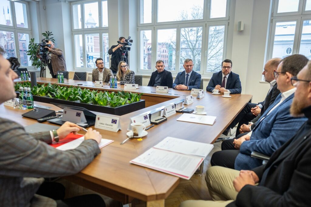 Signing of the contract for the modernization of Regional Road (DW) 266 in Żołędowo, photo by Szymon Zdziebło/tarantoga.pl for the UMWKP