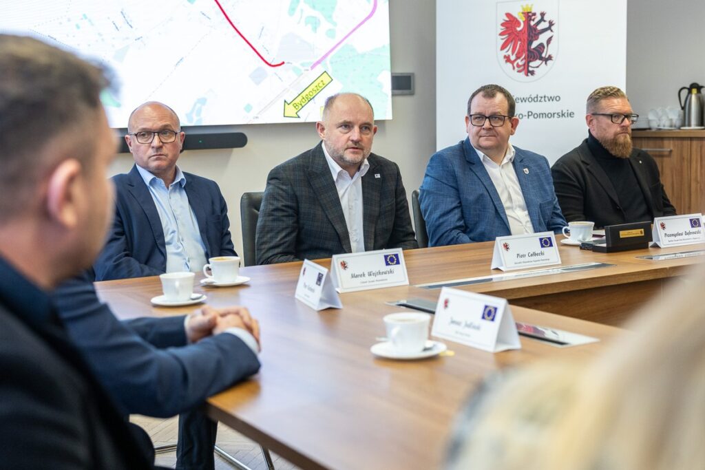 Signing of the contract for the modernization of Regional Road (DW) 266 in Żołędowo, photo by Szymon Zdziebło/tarantoga.pl for the UMWKP