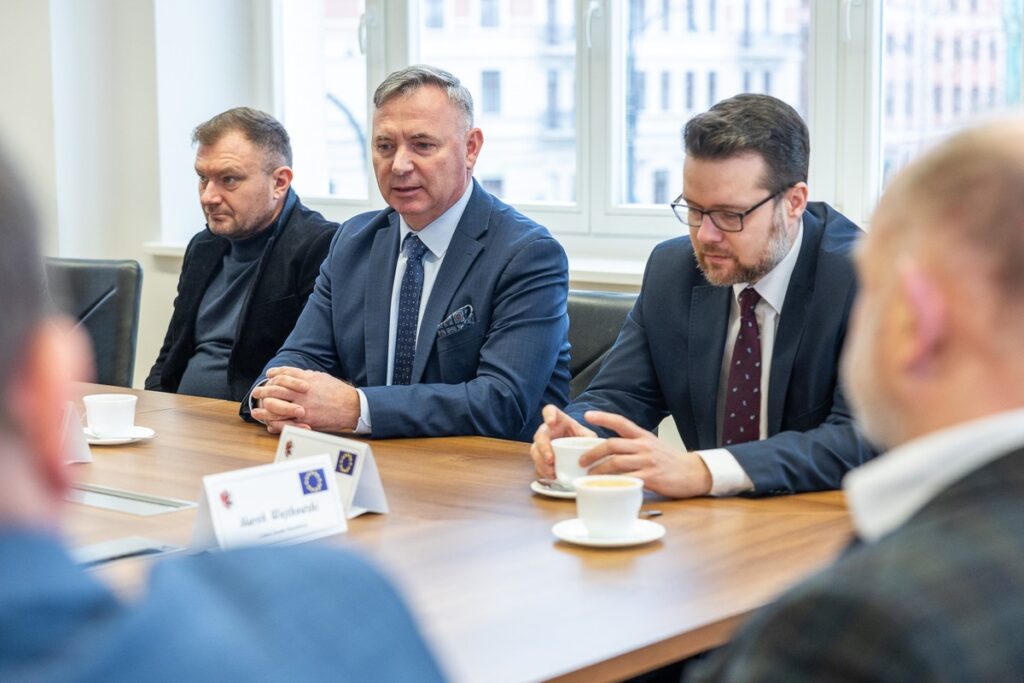 Signing of the contract for the modernization of Regional Road (DW) 266 in Żołędowo, photo by Szymon Zdziebło/tarantoga.pl for the UMWKP