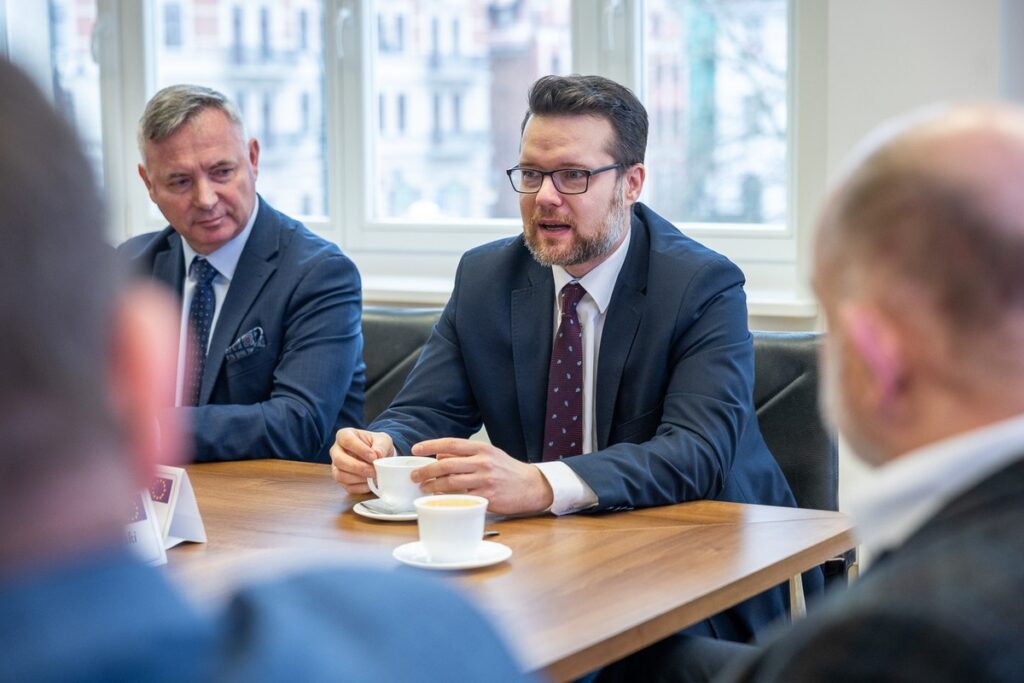 Signing of the contract for the modernization of Regional Road (DW) 266 in Żołędowo, photo by Szymon Zdziebło/tarantoga.pl for the UMWKP