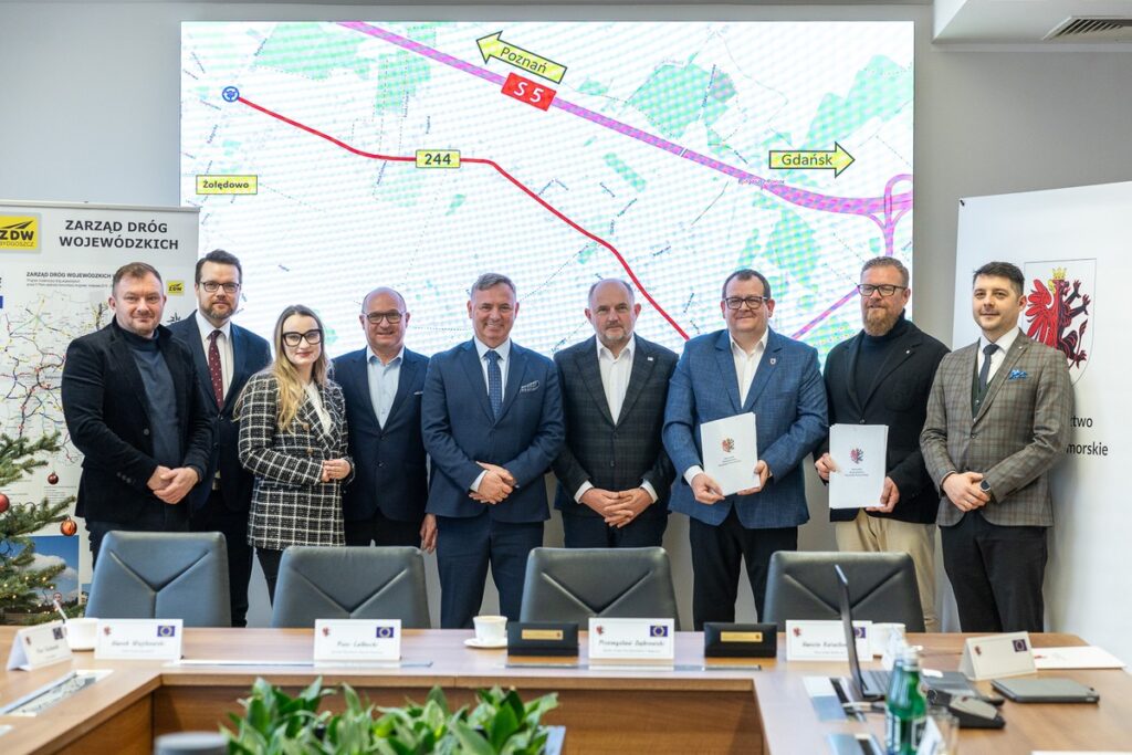 Signing of the contract for the modernization of Regional Road (DW) 266 in Żołędowo, photo by Szymon Zdziebło/tarantoga.pl for the UMWKP