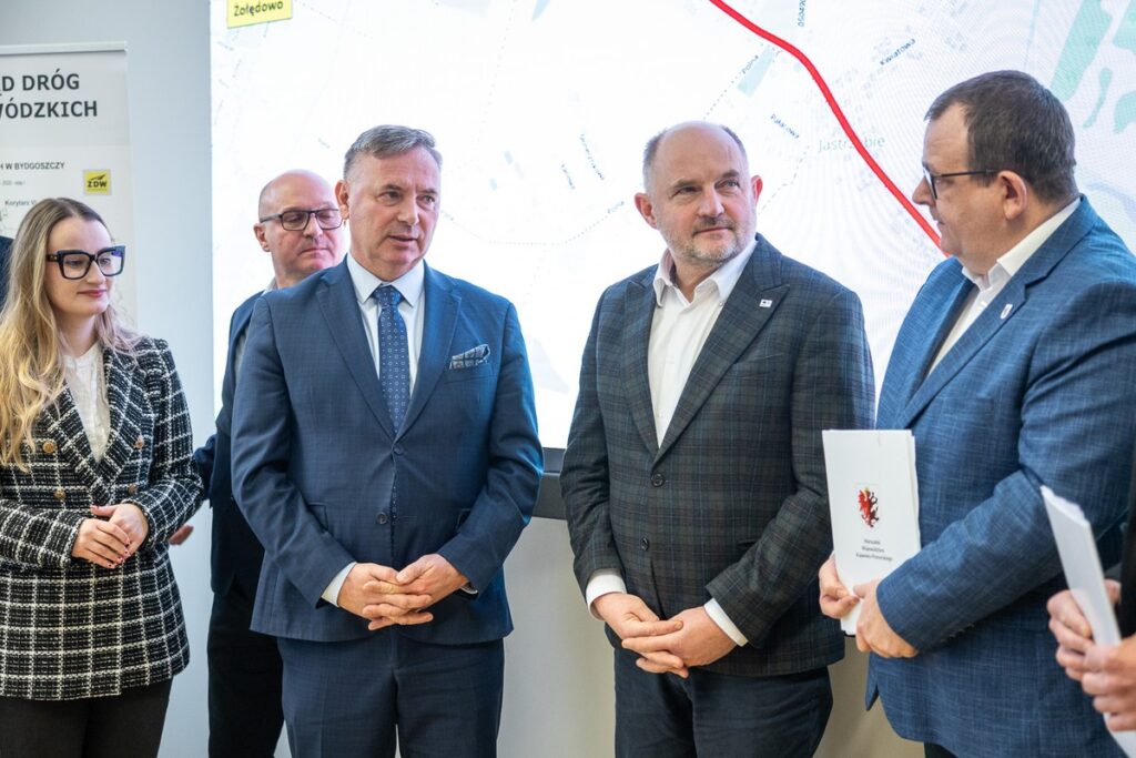 Signing of the contract for the modernization of Regional Road (DW) 266 in Żołędowo, photo by Szymon Zdziebło/tarantoga.pl for the UMWKP