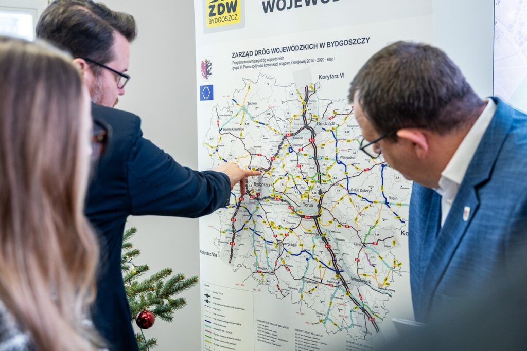 Signing of the contract for the modernization of Regional Road (DW) 266 in Żołędowo, photo by Szymon Zdziebło/tarantoga.pl for the UMWKP