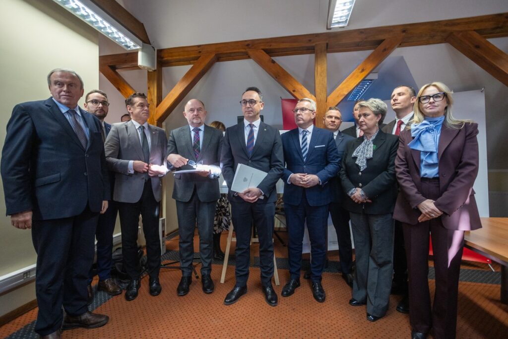 Podpisanie paktu kolejowego, fot. Mikołaj Kuras dla UMWKP