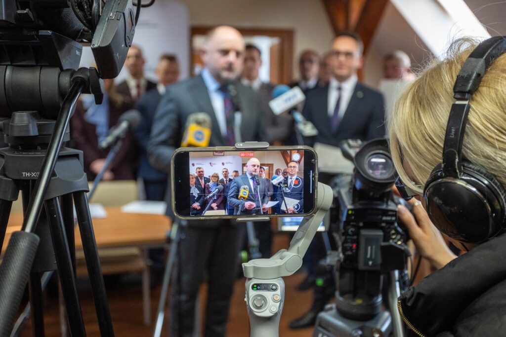 Podpisanie paktu kolejowego, fot. Mikołaj Kuras dla UMWKP