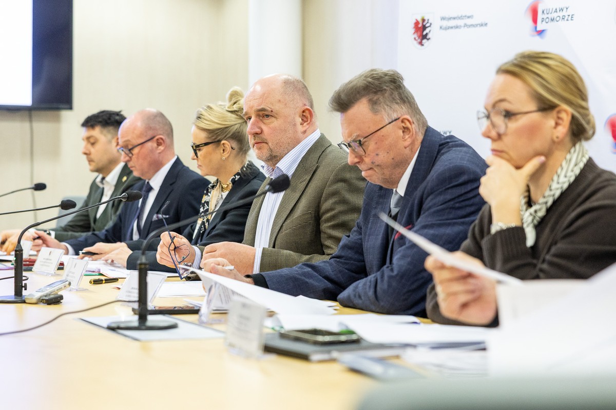 Konferencja zarządu województwa w sprawie budżetu 2026, fot. Szymon Zdziebło/tarantpoga.pl dla UMWKP