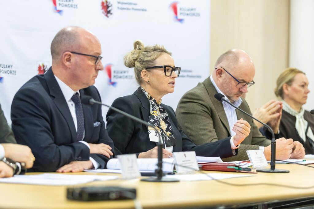 Konferencja zarządu województwa w sprawie budżetu 2026, fot. Szymon Zdziebło/tarantpoga.pl dla UMWKP