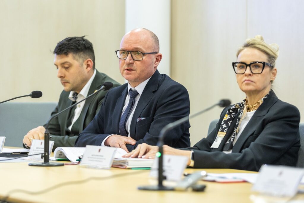 Konferencja zarządu województwa w sprawie budżetu 2026, fot. Szymon Zdziebło/tarantpoga.pl dla UMWKP
