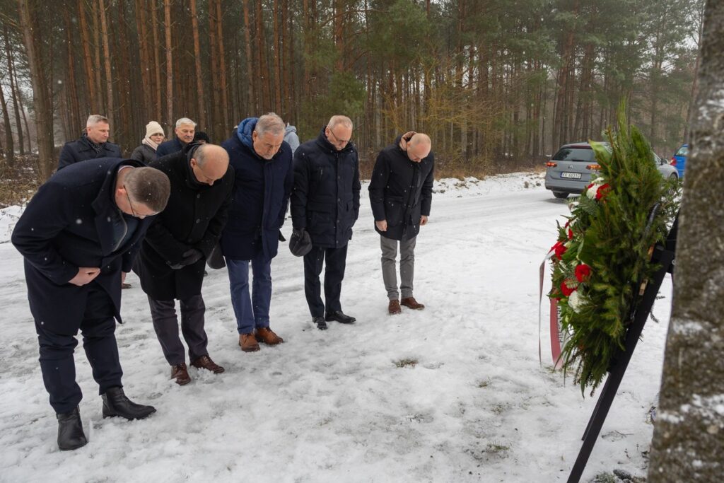 Złożenie kwiatów pod obeliskiem w Chorabiu, fot. Mikołaj Kuras dla UMWKP