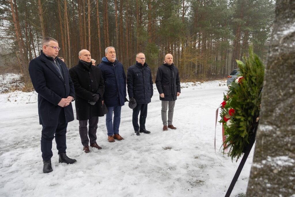 Złożenie kwiatów pod obeliskiem w Chorabiu, fot. Mikołaj Kuras dla UMWKP