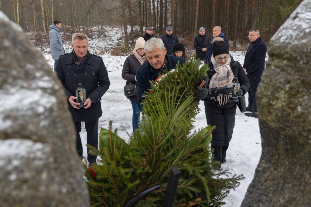 Złożenie kwiatów pod obeliskiem w Chorabiu, fot. Mikołaj Kuras dla UMWKP