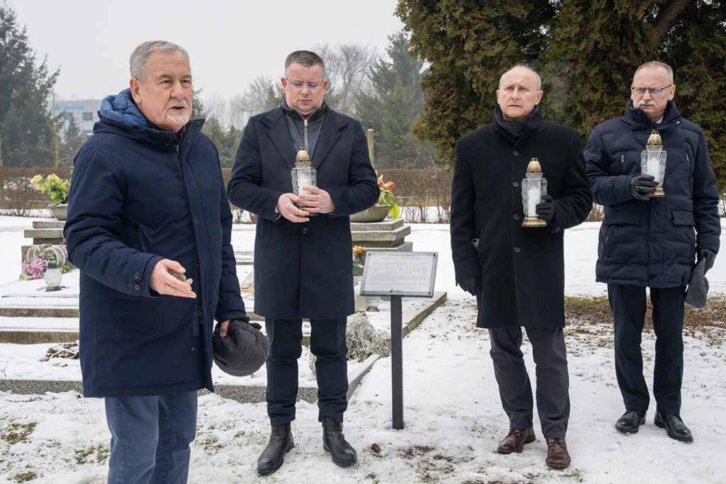 Złożenie kwiatów na Cmentarzu Komunalnym nr 2 w Toruniu, fot. Wojtek Szabelski dla UMT