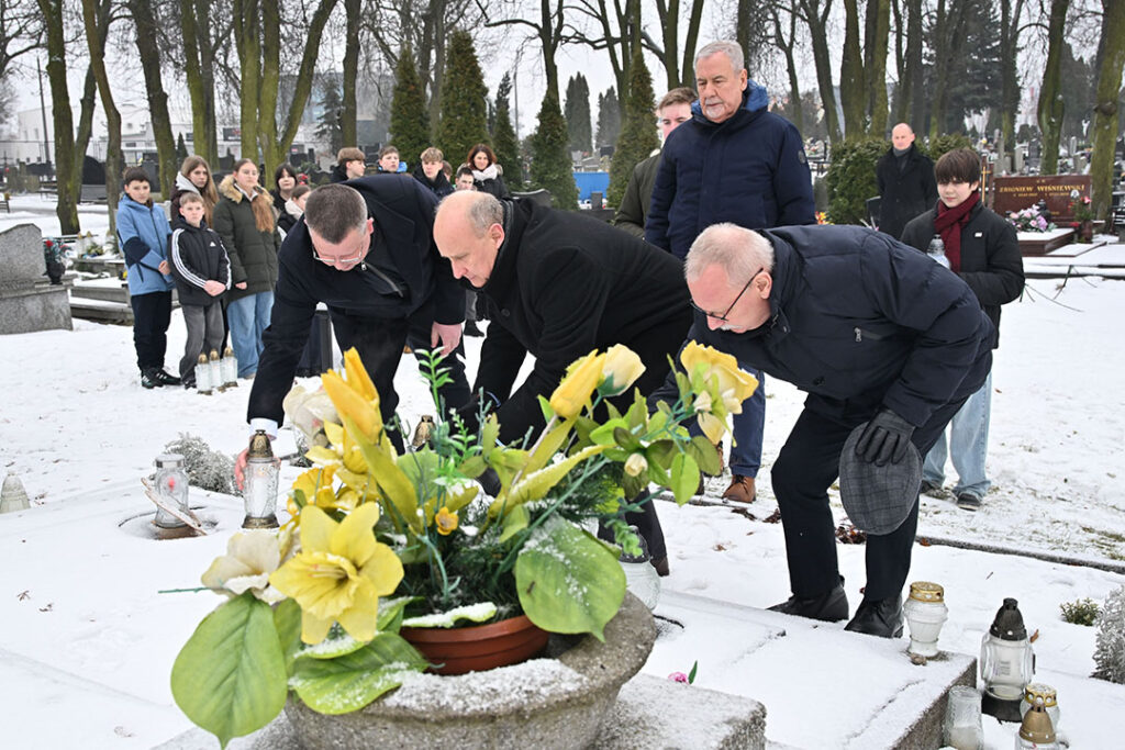 Złożenie kwiatów na Cmentarzu Komunalnym nr 2 w Toruniu, fot. Wojtek Szabelski dla UMT