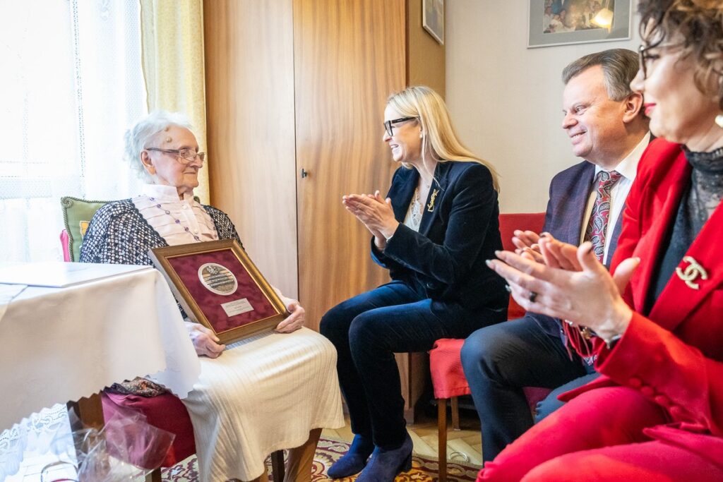 Wręczenie medalu Unitas Durat Zofii Gontarek, fot. Szymon Zdziebło/tarantoga.pl dla UMWKP