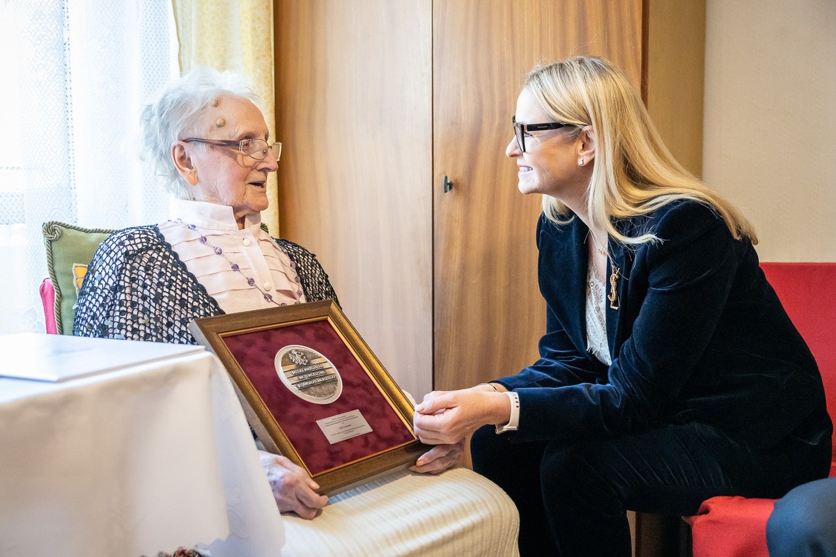 Wręczenie medalu Unitas Durat Zofii Gontarek, fot. Szymon Zdziebło/tarantoga.pl dla UMWKP