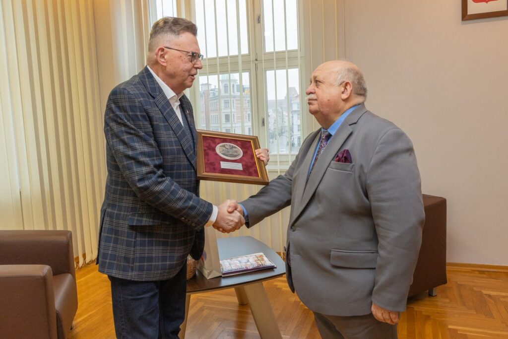 Dyr. Leszek Kowalik odbiera Medal Unitas Durat z rąk wicemarszałka Zbigniewa Ostrowskiego, fot. Mikołaj Kuras dla UMWKP