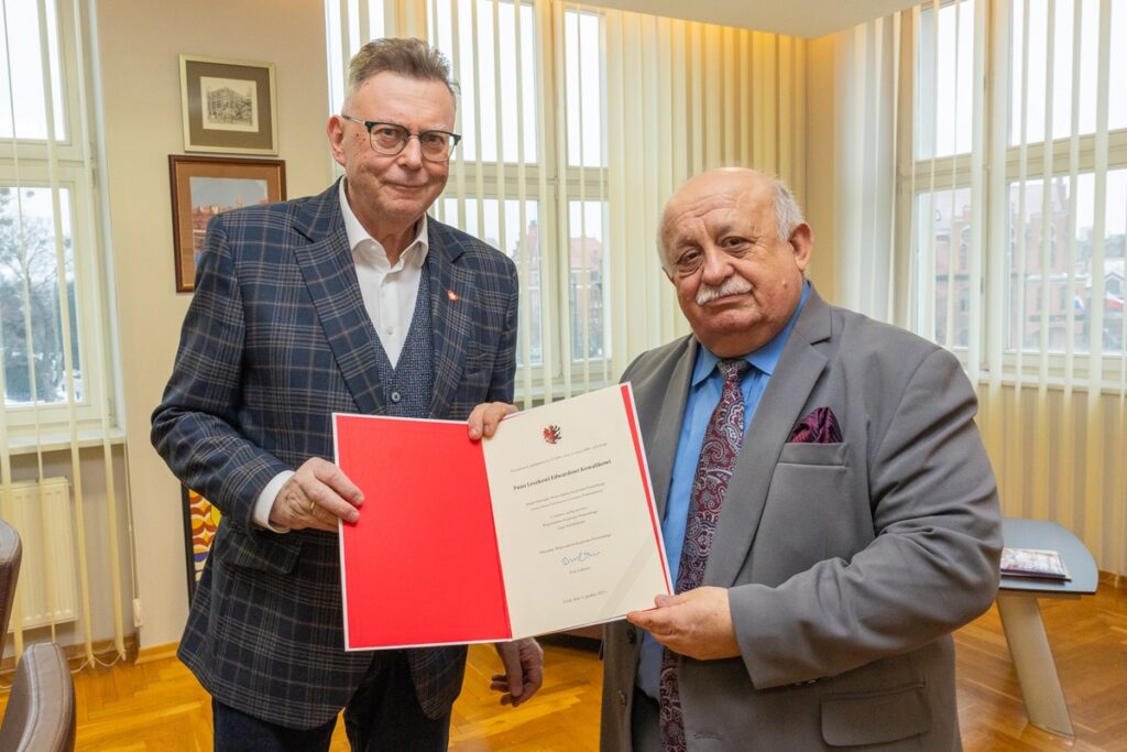 Dyr. Leszek Kowalik odbiera Medal Unitas Durat z rąk wicemarszałka Zbigniewa Ostrowskiego, fot. Mikołaj Kuras dla UMWKP