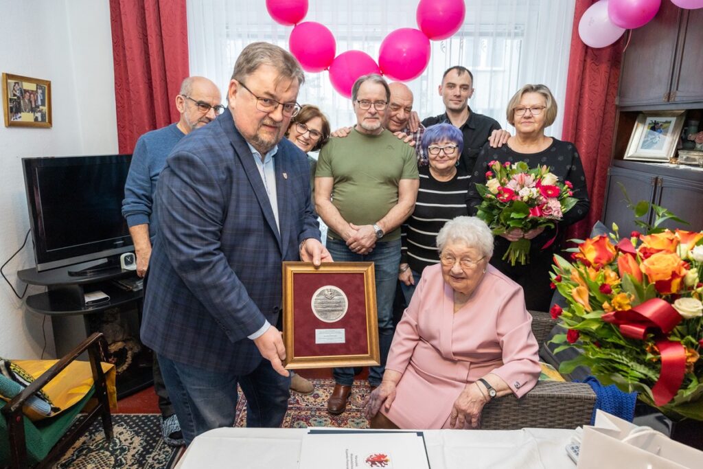 Wręczenie medalu Unitas Durat Gertrudzie Wróblewskiej, fot. Mikołaj Kuras dla UMWKP